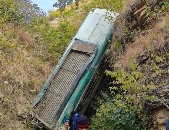 अल्मोड़ा जिले के भिकियासैंण तहसील क्षेत्र के अंतर्गत विनायक के पास बस गहरी खाई में गिरी, 7 लोगों की मौत
