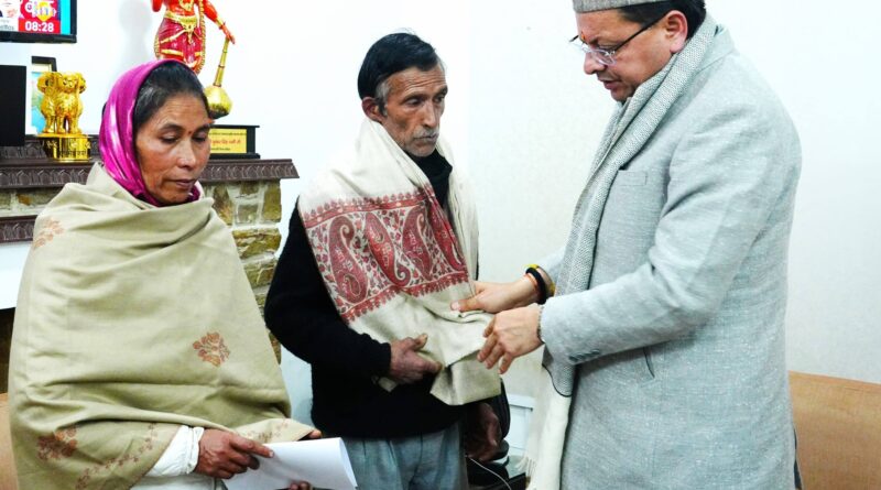 मुख्यमंत्री पुष्कर सिंह धामी से शासकीय आवास में अंकिता भंडारी के पिता वीरेंद्र सिंह व माता सोनी देवी ने भेंट की