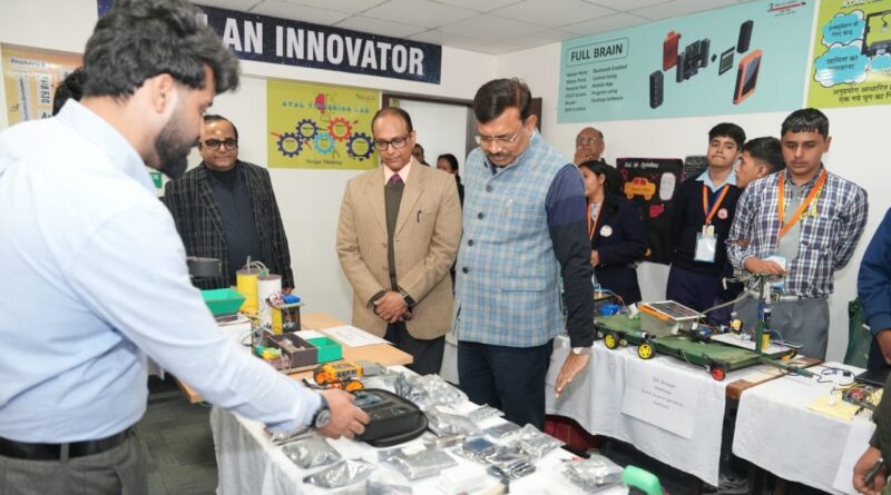 मुख्य सचिव आनन्द बर्द्धन ने राजीव गांधी नवोदय विद्यालय पहुंचकर ‘शिक्षा की बात’ कार्यक्रम के तहत् विभिन्न विद्यालयों के छात्र-छात्राओं के साथ बातचीत की