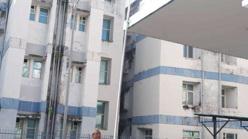 गणतंत्र दिवस के अवसर पर सूचना महानिदेशक बंशीधर तिवारी ने सूचना भवन परिसर में राष्ट्रीय ध्वज फहराया