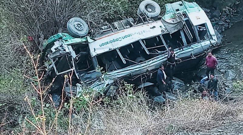 हिमाचल रोडवेज की एक बस मीनस मार्ग पर क्वानू के पास खाई में गिर गई,  दुर्घटना में 3 लोगो की मौके पर मृत्यू