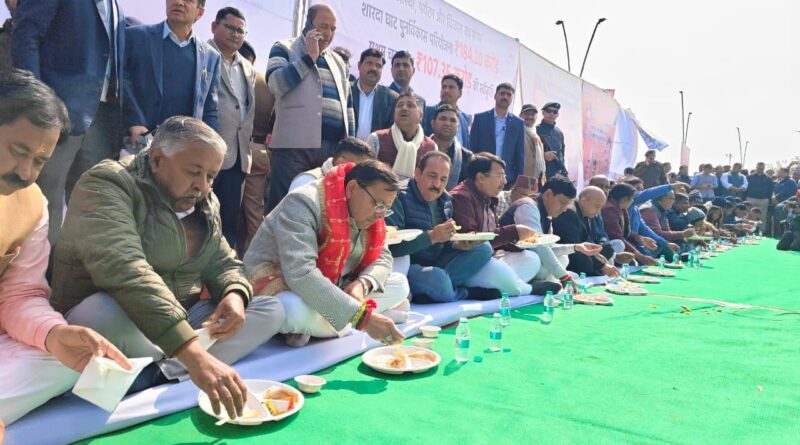 शारदा घाट में पारंपरिक माघ खिचड़ी भोज कार्यक्रम में पहुंचे सीएम धामी, प्रसाद वितरित किया, माघ खिचड़ी प्रसाद ग्रहण किया