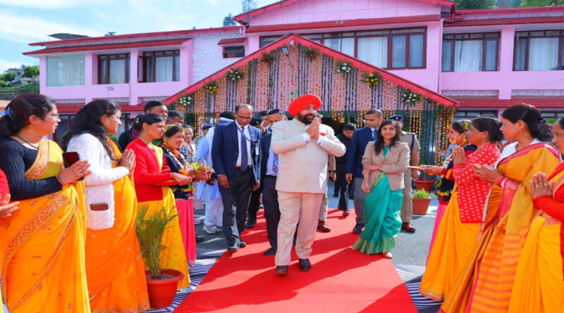 राज्यपाल का पौड़ी दौरा: स्वयं सहायता समूहों के कार्यों की सराहना, विकास योजनाओं की समीक्षा