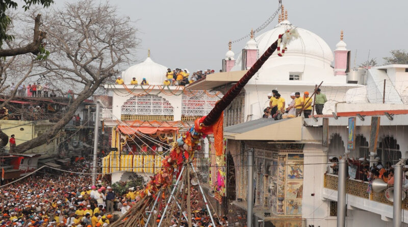 श्री दरबार साहिब में आस्था का महासागर श्री झण्डे जी पर झुके लाखों शीश, 4 बजकर 12 मिनट पर हुआ श्री झण्डे जी का आरोहण