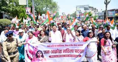 देहरादून में महिला जन आक्रोश रैली: सीएम धामी महिलाओं के साथ परेड ग्राउंड से घंटाघर तक जन आक्रोश पदयात्रा में भी शामिल हुए