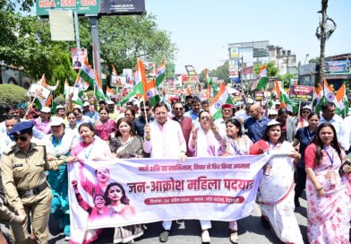 देहरादून में महिला जन आक्रोश रैली: सीएम धामी महिलाओं के साथ परेड ग्राउंड से घंटाघर तक जन आक्रोश पदयात्रा में भी शामिल हुए