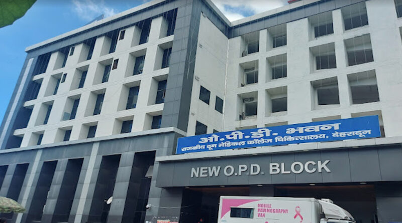 दून अस्पताल में डॉक्टरों की मनमानी पर स्वास्थ्य मंत्री सुबोध उनियाल की सख्ती, बाहर की दवा लिखने पर होगी कार्रवाई