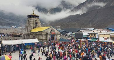 केदारनाथ धाम में लगातार बर्फबारी और कड़ाके की ठंड के बीच भी श्रद्धालुओं का उत्साह चरम पर