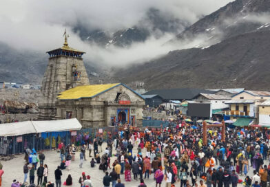 केदारनाथ धाम में लगातार बर्फबारी और कड़ाके की ठंड के बीच भी श्रद्धालुओं का उत्साह चरम पर