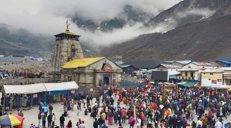 केदारनाथ धाम में लगातार बर्फबारी और कड़ाके की ठंड के बीच भी श्रद्धालुओं का उत्साह चरम पर