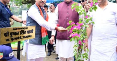 मुख्यमंत्री पुष्कर सिंह धामी ने विश्व पर्यावरण दिवस के अवसर पर भीमताल झील परिक्षेत्र में पौधरोपण किया