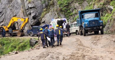 पहाड़ी से गिरे बोल्डरों की चपेट में आया वाहन, दो लोगों की मौके पर ही मौत, SDRF ने किया रेस्क्यू कार्य