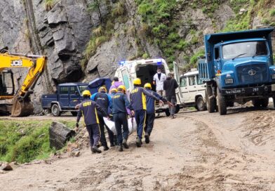 पहाड़ी से गिरे बोल्डरों की चपेट में आया वाहन, दो लोगों की मौके पर ही मौत, SDRF ने किया रेस्क्यू कार्य