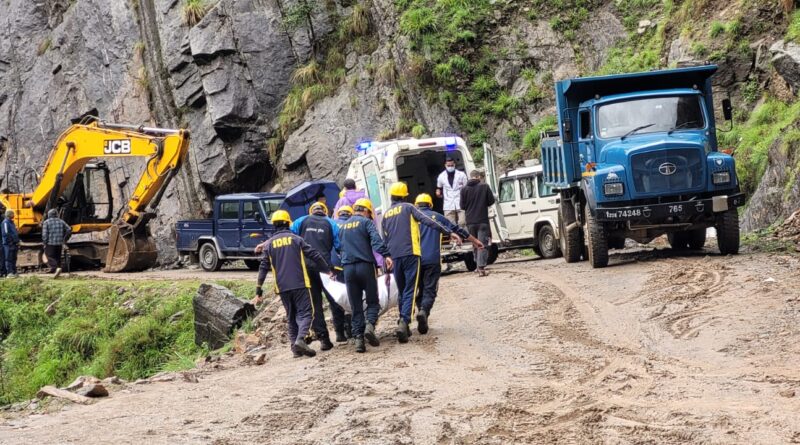 पहाड़ी से गिरे बोल्डरों की चपेट में आया वाहन, दो लोगों की मौके पर ही मौत, SDRF ने किया रेस्क्यू कार्य