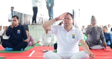 मुख्यमंत्री पुष्कर सिंह धामी ने 12वें अंतर्राष्ट्रीय योग दिवस के अवसर पर बनबसा में सामूहिक योगाभ्यास किया