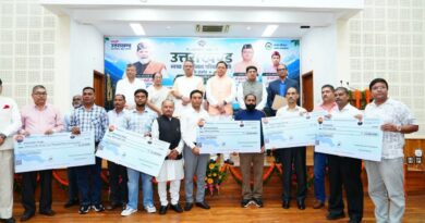 मुख्यमंत्री पुष्कर सिंह धामी ने उत्तराखण्ड स्वच्छ गतिशीलता परिवर्तन नीति-2024 के अंतर्गत 06 प्राथमिक लाभार्थी वाहन स्वामियों को पूंजीगत अनुदान एवं प्रोत्साहन राशि के सब्सिडी चेक प्रदान किए