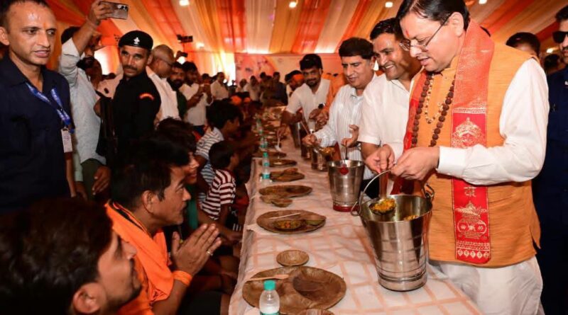 हरकी पैड़ी से लेकर कांवड़ यात्रा मार्ग पर हेलीकॉप्टर से शिवभक्तों पर पुष्पवर्षा, CM धामी ने पांच शिवभक्त कांवड़ियों का चरण प्रक्षालन कर उनका सम्मान किया