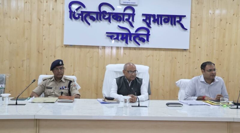 आयुक्त गढ़वाल मंडल आनन्द स्वरूप ने  गोपेश्वर में टीएचडीसी की निर्माणाधीन टनल में हुए हादसे के संबंध में समीक्षा बैठक की