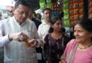 CM धामी ने खटीमा में मेलाघाट रोड पर पैदल चलते हुए अचानक मिलन डेरी पहुंचे, चाय की चुस्की लेकर स्थानीय कारोबारियों का उत्साह बढ़ाया