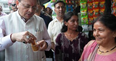 CM धामी ने खटीमा में मेलाघाट रोड पर पैदल चलते हुए अचानक मिलन डेरी पहुंचे, चाय की चुस्की लेकर स्थानीय कारोबारियों का उत्साह बढ़ाया