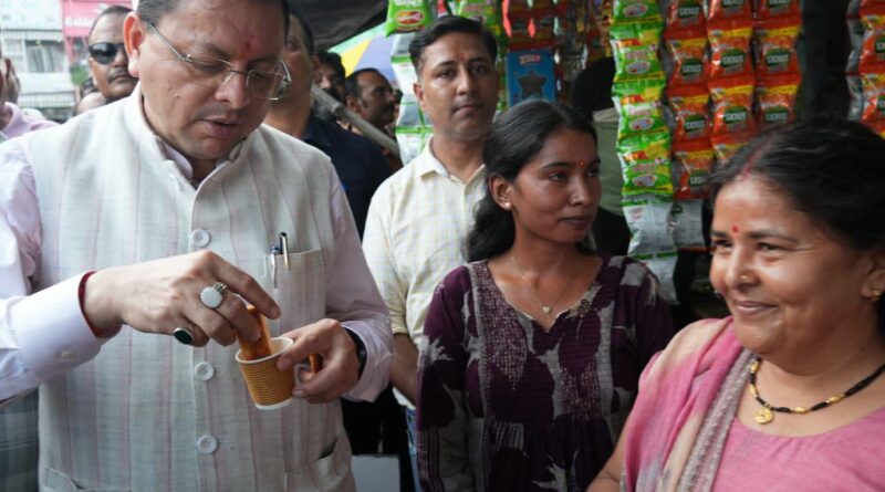 CM धामी ने खटीमा में मेलाघाट रोड पर पैदल चलते हुए अचानक मिलन डेरी पहुंचे, चाय की चुस्की लेकर स्थानीय कारोबारियों का उत्साह बढ़ाया