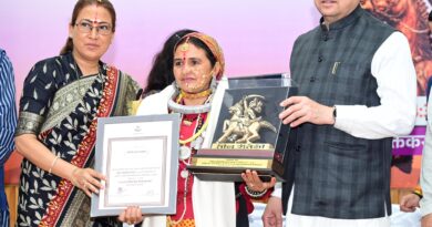 CM धामी ने तीलू रौतेली एवं आंगनबाड़ी कार्यकत्री पुरस्कार से मातृशक्ति को किया सम्मानित