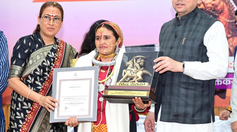 CM धामी ने तीलू रौतेली एवं आंगनबाड़ी कार्यकत्री पुरस्कार से मातृशक्ति को किया सम्मानित