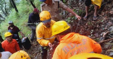 नैनीताल: रामगढ़ टेंपो ट्रैवलर दुर्घटना में 22 लोगो को किया रेस्क्यू, 02 की मौत