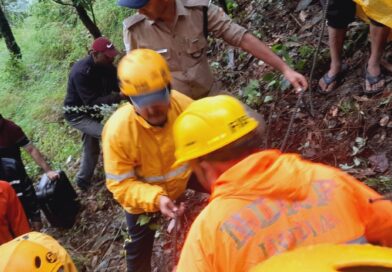 नैनीताल: रामगढ़ टेंपो ट्रैवलर दुर्घटना में 22 लोगो को किया रेस्क्यू, 02 की मौत
