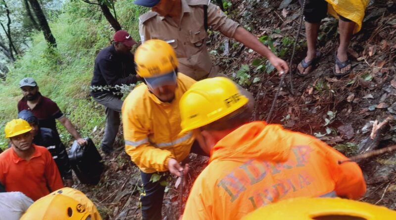 नैनीताल: रामगढ़ टेंपो ट्रैवलर दुर्घटना में 22 लोगो को किया रेस्क्यू, 02 की मौत