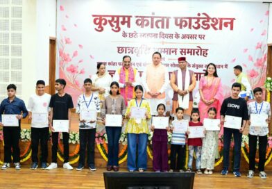 CM धामी ने शिक्षकों को सम्मानित किया और मेधावी छात्र-छात्राओं को छात्रवृत्ति प्रदान की