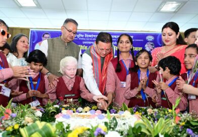 मुख्यमंत्री पुष्कर सिंह धामी ने राष्ट्रीय दृष्टि दिव्यांगजन सशक्तिकरण संस्थान पहुंचकर बच्चों के साथ अपना जन्म दिवस मनाया