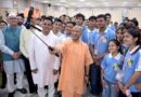 UP के मुख्यमंत्री योगी आदित्यनाथ का सेल्फी अंदाज,देवप्रयाग विधानसभा के छात्रों के साथ दिखा अनोखा प्रेम