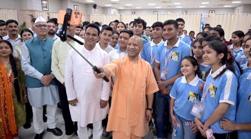 UP के मुख्यमंत्री योगी आदित्यनाथ का सेल्फी अंदाज,देवप्रयाग विधानसभा के छात्रों के साथ दिखा अनोखा प्रेम