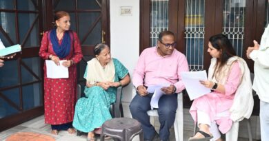 मुख्य निर्वाचन अधिकारी डॉ बी.वी.आर.सी. पुरुषोत्तम ने  विशेष गहन पुनरीक्षण अभियान के तहत देहरादून के रायपुर विधानसभा क्षेत्र में मतदाताओं से बातचीत की