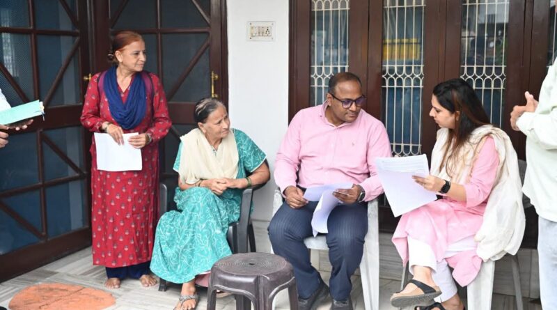 मुख्य निर्वाचन अधिकारी डॉ बी.वी.आर.सी. पुरुषोत्तम ने  विशेष गहन पुनरीक्षण अभियान के तहत देहरादून के रायपुर विधानसभा क्षेत्र में मतदाताओं से बातचीत की