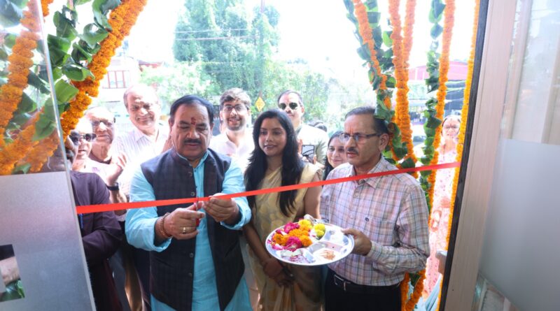 देहरादून के बंगाली कोठी रोड पर डॉक्टर शताक्षी डेंटल केयर का भव्य उद्घाटन, पूर्व मंत्री हरक सिंह रावत ने रिबन काटकर किया शुभारंभ