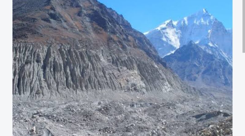 गंगोत्री ग्लेशियर क्षेत्र में देखी गई झीलों का आकार अपेक्षाकृत छोटा तथा आयतन बहुत कम