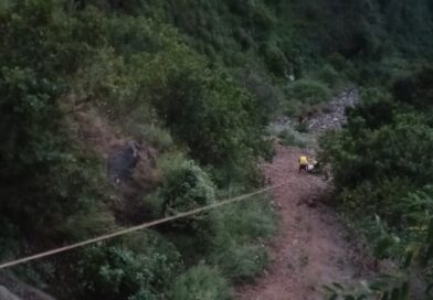 त्यूणी में 100 मीटर गहरी खाई में गिरी कार, SDRF ने कड़ी मशक्कत से किया रेस्क्यू