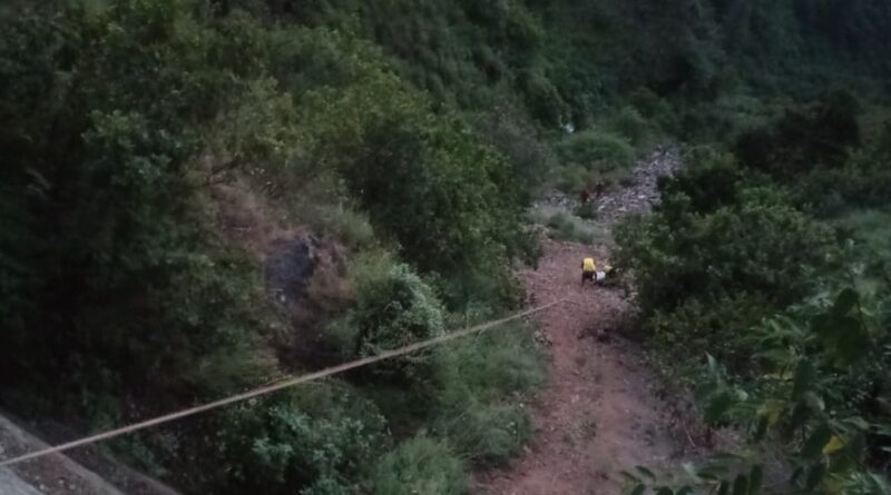 त्यूणी में 100 मीटर गहरी खाई में गिरी कार, SDRF ने कड़ी मशक्कत से किया रेस्क्यू
