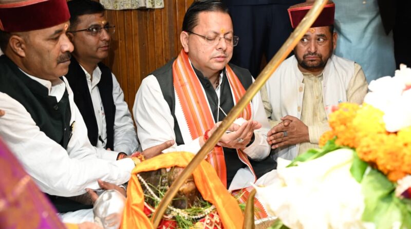 सीएम धामी ने उत्तरकाशी के काशी विश्वनाथ मंदिर में की विशेष पूजा,