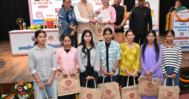 अंतरराष्ट्रीय बालिका दिवस पर मुख्यमंत्री धामी ने 149 मेधावी बालिकाओं को स्मार्टफोन प्रदान कर किया सम्मानित