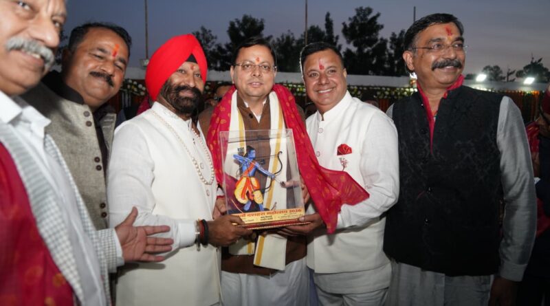 मुख्यमंत्री पुष्कर सिंह धामी बन्नू बिरादरी द्वारा परेड ग्राउंड, देहरादून में आयोजित दशहरा महोत्सव में हुए शामिल