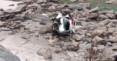 देवप्रयाग में सड़क दुर्घटना: गहरी खाई में गिरी वैगनआर कार, दो की मौत, तीन घायल